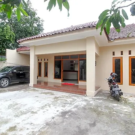RedDoorz near Sheikh Zayed Surakarta-3